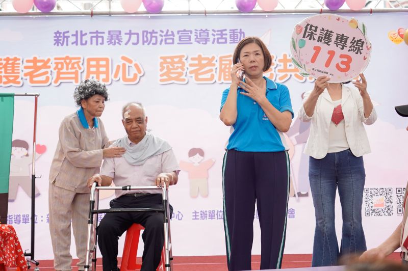 護老反暴齊步走 新北攜手紳士協會踩街號召關注老人防暴 8 《圖說》紳士協會新店分會演出老人保護行動劇,號召社區發揮守望相助力量。〈社會局提供〉