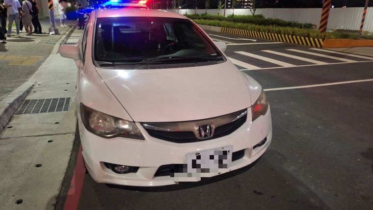 疑飆車族凌晨集結 新莊警聯防攔查6車17人 5 《圖說》新莊警現場攔查之自小客車。〈新莊分局提供〉