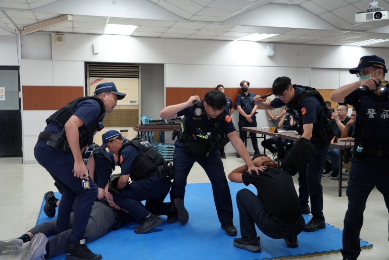 大拜拜遶境登場 新莊500警全面戒備暴力零容忍 38 《圖說》違法行為情境模擬操演。〈新莊分局提供〉