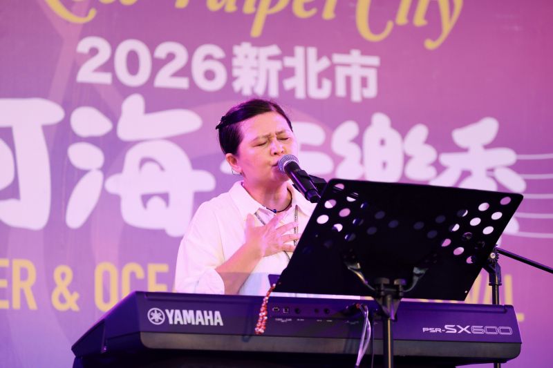 八里河海音樂季經典開唱 侯友宜與民同嗨 16 《圖說》周美蒂登場歌唱民歌經典旋律。〈觀旅局提供〉