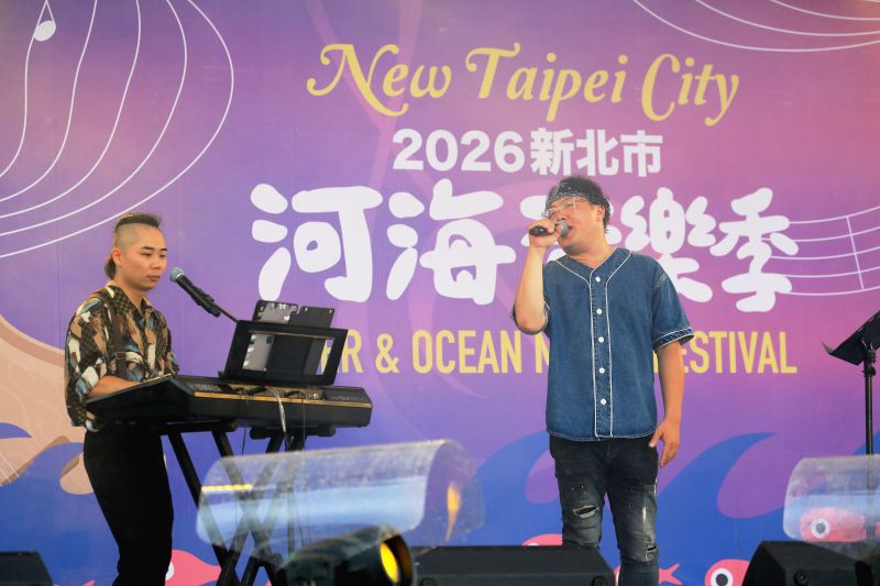 八里河海音樂季經典開唱 侯友宜與民同嗨 15 《圖說》喬巴&黑貓以溫暖且富層次的嗓音登臺演出,為活動延續精彩氛圍。〈觀旅局提供〉