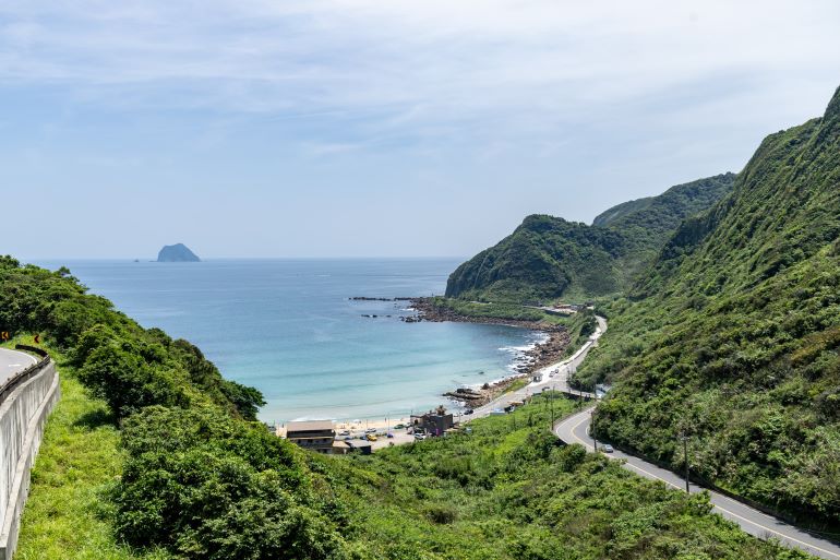 青春山海線景觀雙層巴士熱銷秒殺 加開班次6/3日訂位 6 《圖說》景觀雙層巴士沿著北海岸線行駛,將山海與藍天盡收眼底。〈觀旅局提供〉