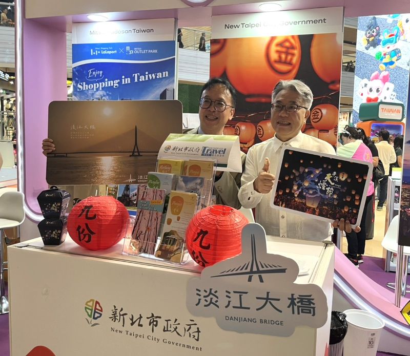 搶攻東南亞市場 新北赴馬尼拉、宿霧拓展國際觀光 13 《圖說》駐菲律賓代表處楊登仕公使蒞臨新北展區參訪與楊宗珉局長合影。〈觀旅局提供〉