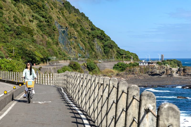 沙雕、花海與海味齊綻放 青春山海線端午出遊首選 15 《圖說》舊草嶺隧道結合濱海自行車道,是夏季體驗低碳單車旅遊的熱門選擇。〈觀旅局提供〉