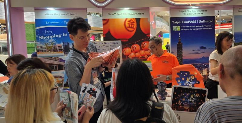 搶攻東南亞市場 新北赴馬尼拉、宿霧拓展國際觀光 14 《圖說》菲律賓民眾至新北市政府觀光旅遊局展區民眾熱絡詢問旅遊資訊及集章活動領取贈品。〈觀旅局提供〉