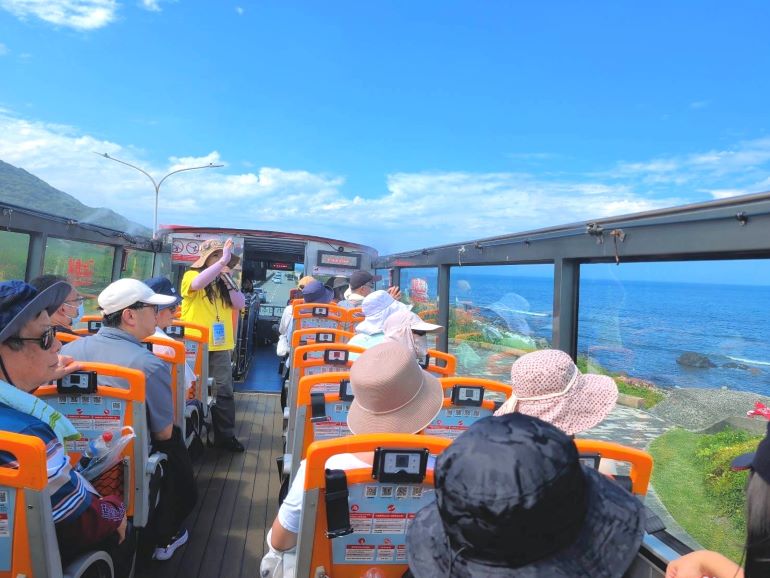 青春山海線景觀雙層巴士熱銷秒殺 加開班次6/3日訂位 5 《圖說》民眾搭乘敞篷景觀雙層巴士,從高處飽覽北海岸絕美海景。〈觀旅局提供〉