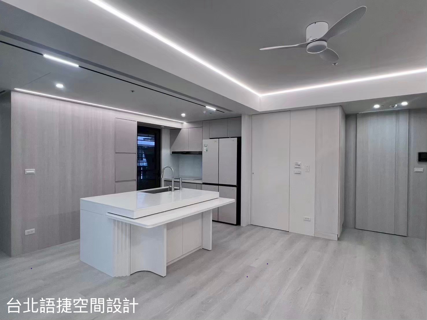 當客戶先問AI 語捷空間設計看見品牌入口轉變 語捷空間設計以灰白色調與流線燈光配置,打造明亮簡潔的開放式廚房與生活空間。圖:語捷空間設計提供