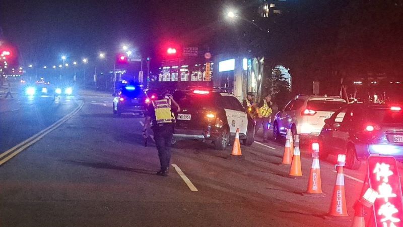 新北警同步取締毒酒駕 618警力掃蕩查獲53件違法 59 《圖說》新北市警察局昨晚配合內政部警政署規劃全國同步取締毒(酒)駕專案勤務。〈警察局提供〉