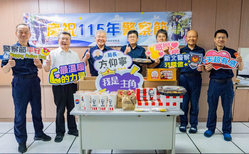 警察節堅守崗位不缺席 方仰寧親赴各單位慰勉同仁與警犬 34 《圖說》方仰寧局長慰問警察局勤務指揮中心同仁,並致贈餐點感謝同仁堅守工作崗位。〈警察局提供〉
