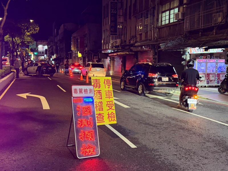 新北警同步取締毒酒駕 618警力掃蕩查獲53件違法 61 《圖說》新北警全國同步取締毒酒駕專案,以具體行動展現打擊毒駕犯罪、維護交通安全的決心。〈警察局提供〉