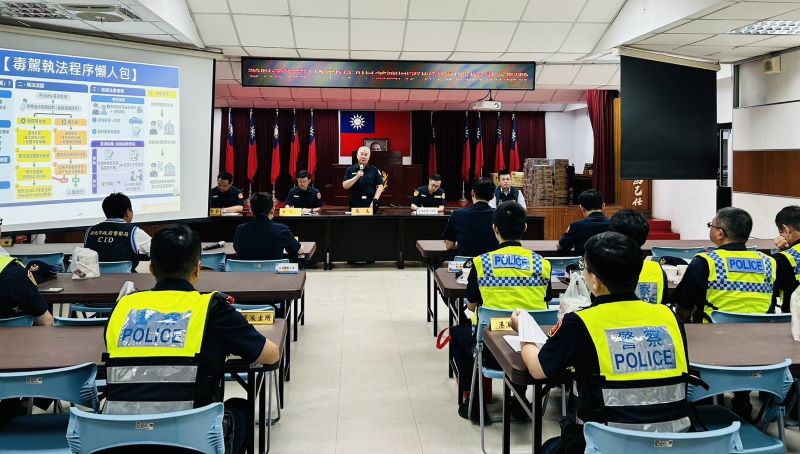 新北警同步取締毒酒駕 618警力掃蕩查獲53件違法 60 《圖說》警察局長方仰寧勤前指示。〈警察局提供〉