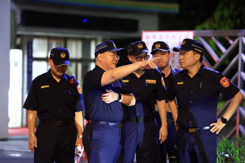 全台同步掃蕩毒駕 警政署長新北誓師封城攔查 9 《圖說》警察局長方仰寧親自到取締毒駕專案路檢點慰勉執勤同仁辛勞。〈警察局提供〉