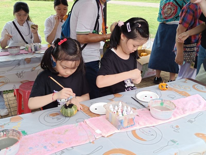 淡水南瓜產季開跑 全國大南瓜比賽優勝作品周末亮相 26 《圖說》全國大南瓜比賽暨展售會現場進行彩繪南瓜DIY資料照片。〈農業局提供〉