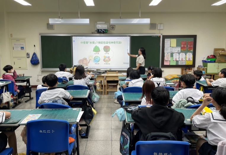 新北水保教育進校園寓教於樂 首站前進板橋國小 14 《圖說》課程開始透過土石流大規模崩塌影片開場,帶領學生認識山坡地保育及防災減災的知識。〈農業局提供〉