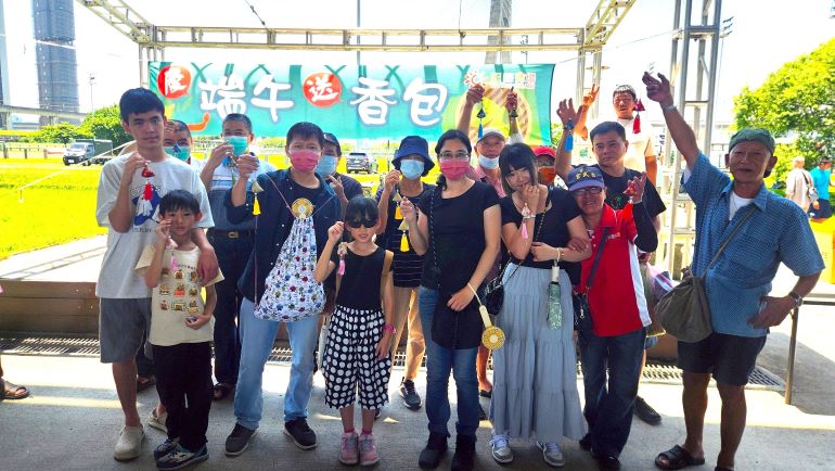新北重新市集慶端午 手作龍舟領肉粽、限量送香包 54 《圖說》端午好運龍總來合照留念。〈高灘處提供〉