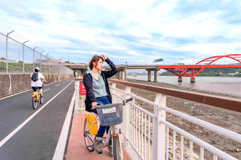 世界自行車日響應低碳生活 新北「FunBike麻吉」租車優惠 52 《圖說》4月完工啟用的淡水金色水岸自行車道關渡段提供民眾友善寬敞的人車分道安全環境。〈高灘處提供〉