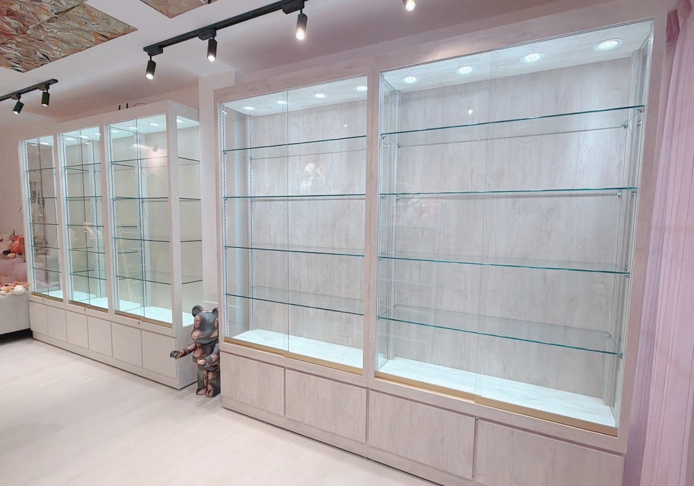 客製化展示櫃不只是收納工具 建發玻璃櫥窗行以兩代傳承打造MIT展示空間美學 4 010616007