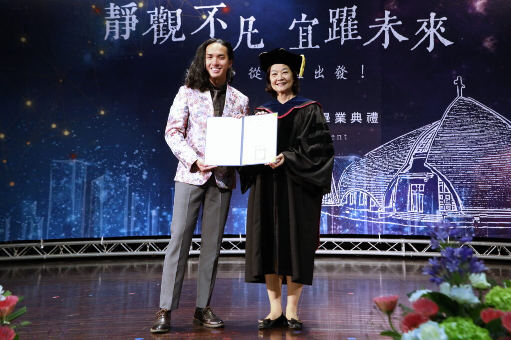 靜宜大學畢業典禮 林思伶勉2688畢業生:人的溫度與同理心是重要關鍵 9 1%E9%9D%9C%E5%AE%9C%E5%A4%A7%E5%AD%B8CKM 3680 0 1024x683 1
