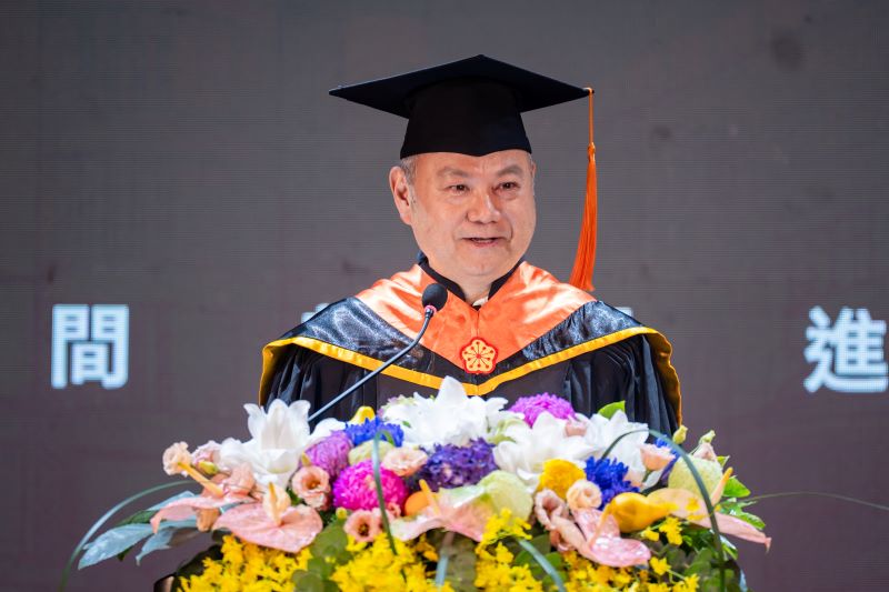 展翅高飛 葛自祥勉〈三無〉終身學習迎接AI時代 4 《圖說》龍華科技大學校長葛自祥於畢業典禮中勉勵畢業生善用AI工具、培養終身學習能力,成為具備競爭力的「三無」卓越人才。〈龍華科大提供〉