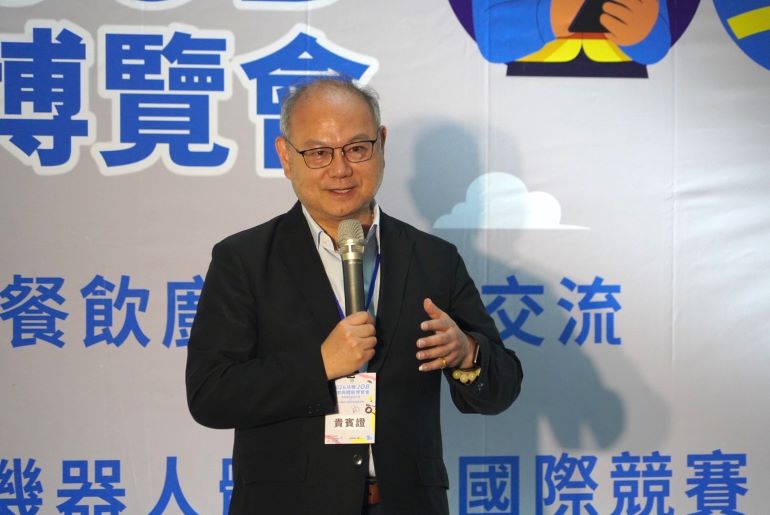 從做中學最有感! 2026技職JOB博覽會學生邊玩邊找未來 36 《圖說》龍華科大校長葛自祥於開幕典禮致詞,勉勵青年學子透過實作探索興趣與潛能,在AI時代培養跨域整合與創新能力,開創多元未來。〈龍華科大提供〉