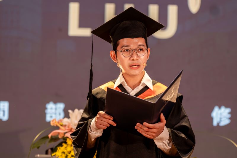 展翅高飛 葛自祥勉〈三無〉終身學習迎接AI時代 5 《圖說》僑生代表、電子工程系陳錦海同學於畢業典禮中分享在台求學的成長歷程,感謝師長一路以來的關懷與支持。〈龍華科大提供〉