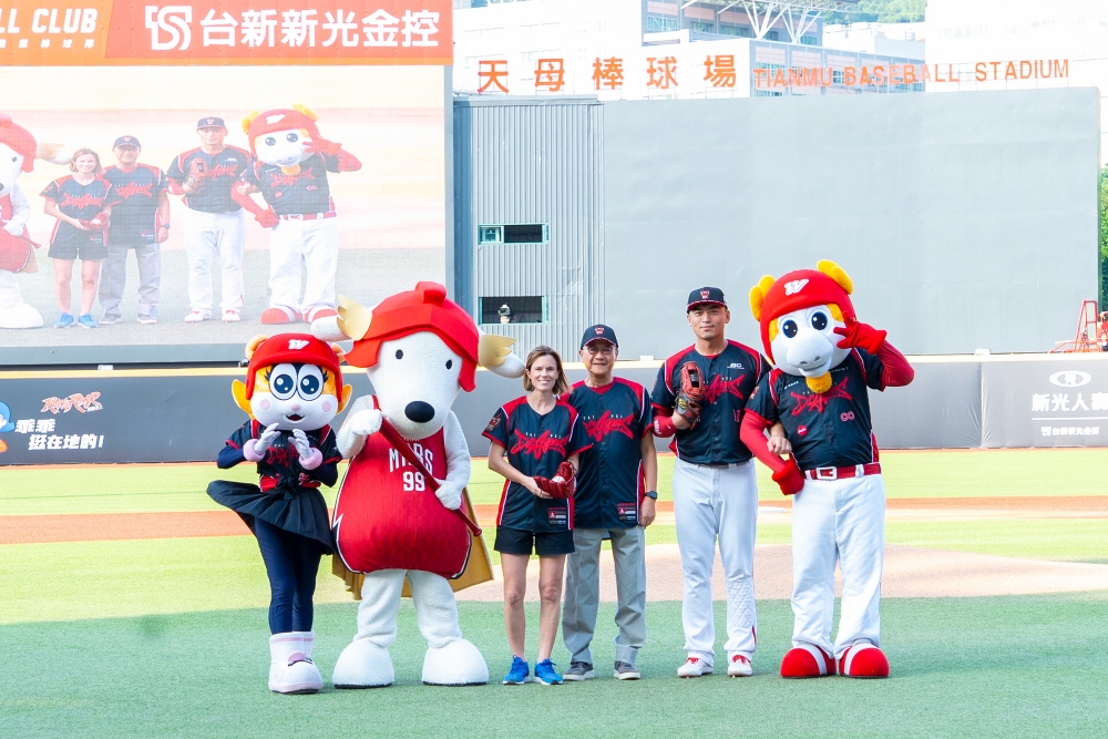 台新新光金攜手職棒味全龍舉辦主題周活動 董座吳東亮到場表支持 14 20260601005