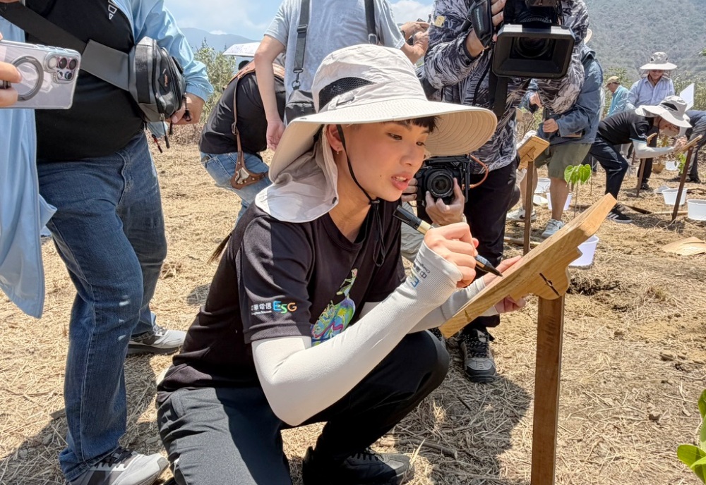 中華電信前進屏東復育海岸林 與戴資穎攜手植樹守護國土 27 20260630012