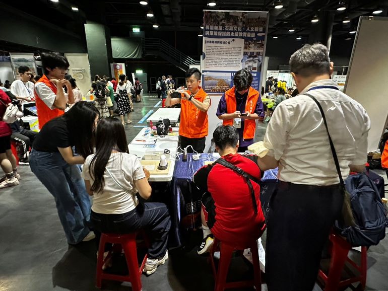 從做中學最有感! 2026技職JOB博覽會學生邊玩邊找未來 38 《圖說》龍華科大文創系學生帶領師生體驗手作活動,展現技職教育實作精神。〈龍華科大提供〉
