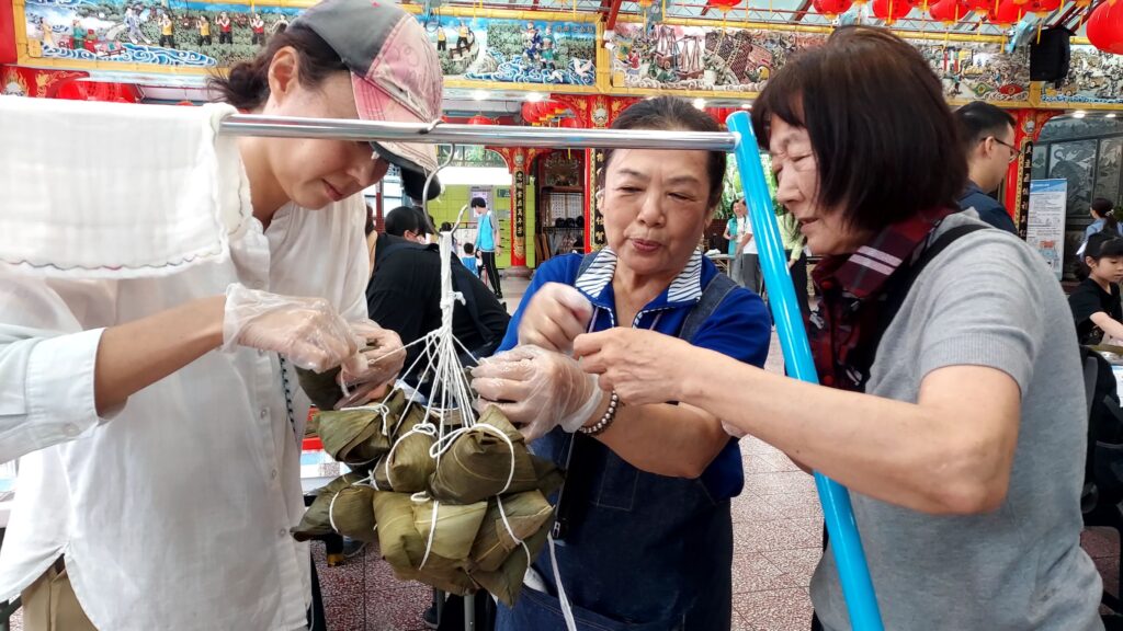 飄香端午傳溫情 文山區公所與木柵忠順廟合辦「親子包粽趣」 14 728580 1024x576 1