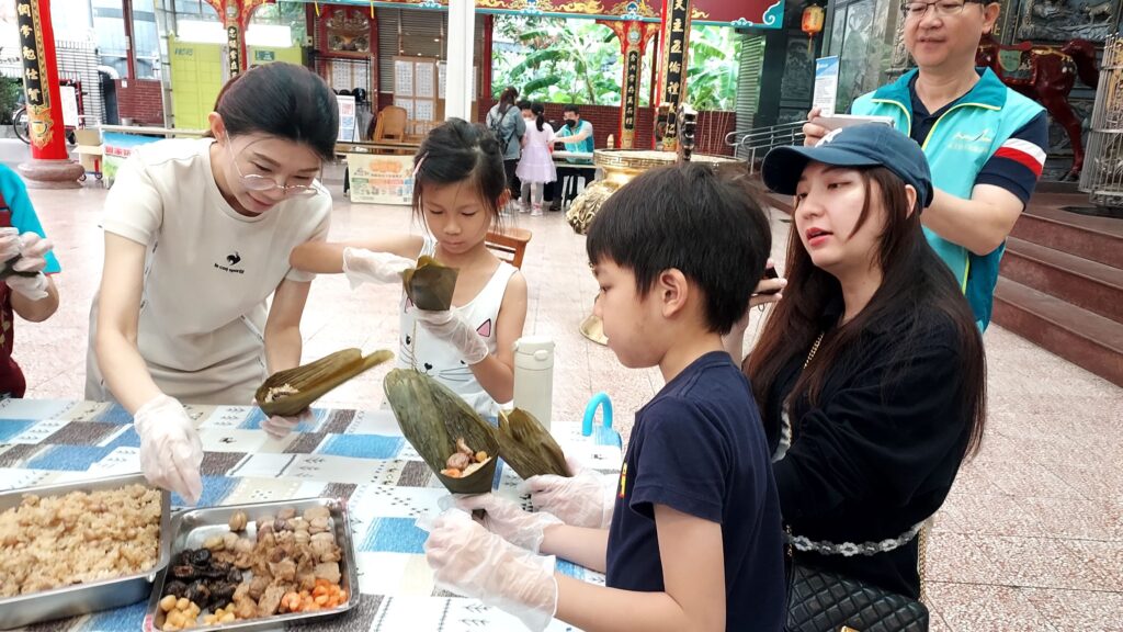 飄香端午傳溫情 文山區公所與木柵忠順廟合辦「親子包粽趣」 15 728585 1024x576 1