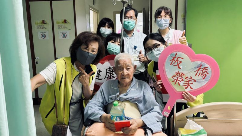 關懷住院榮民長 板橋榮家端午前夕送暖 17 《圖說》板橋榮家於端午節前夕慰問臺北榮總住院榮民。〈板橋榮家提供〉