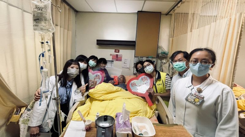 關懷住院榮民長 板橋榮家端午前夕送暖 18 《圖說》板橋榮家慰問臺北榮總住院榮民,提前送上端午佳節祝福,傳遞榮家滿滿關懷。〈板橋榮家提供〉