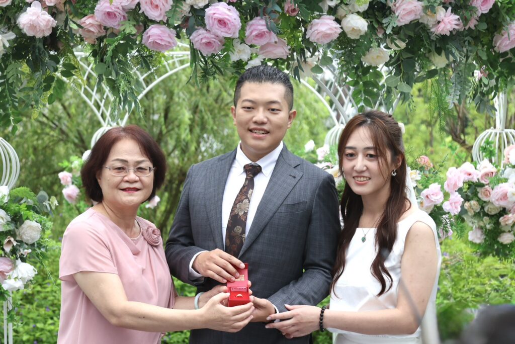 南投集團結婚玩很大 21對新人搭氦氣球「飛向宇宙」見證浪漫 49 S 48390177