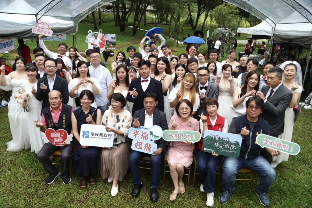 南投集團結婚玩很大 21對新人搭氦氣球「飛向宇宙」見證浪漫 48 S 48390181