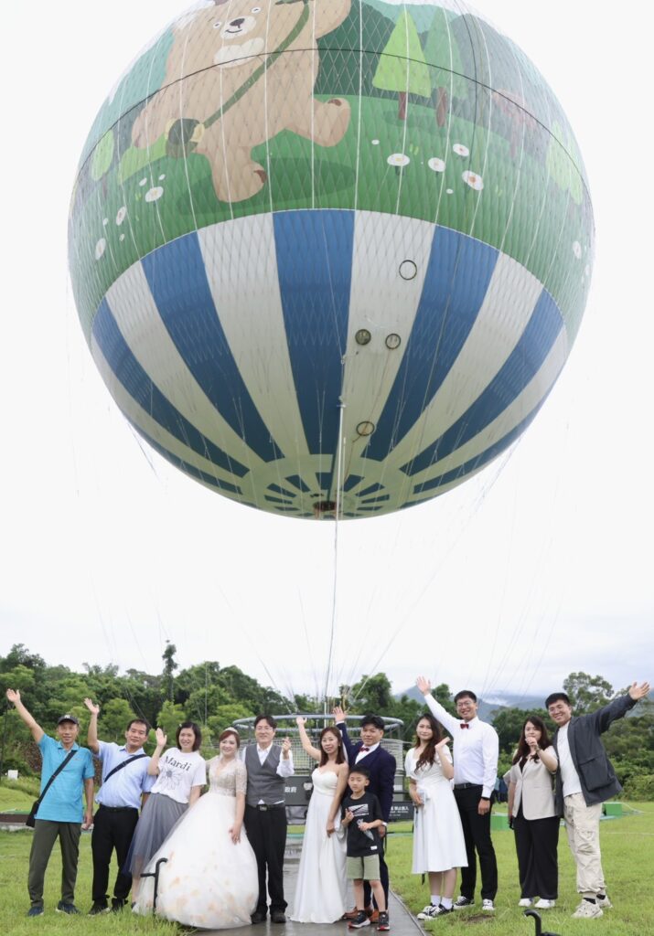 南投集團結婚玩很大 21對新人搭氦氣球「飛向宇宙」見證浪漫 50 S 48390182