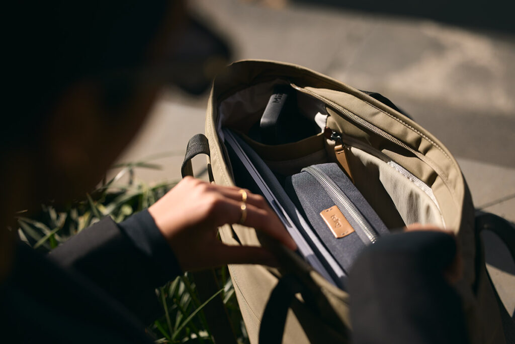 Bellroy 輕旅行包款推薦! 從城市切換旅程的輕盈風格 52 bellroy btab khaki lifestyle web 09 1024x683 1
