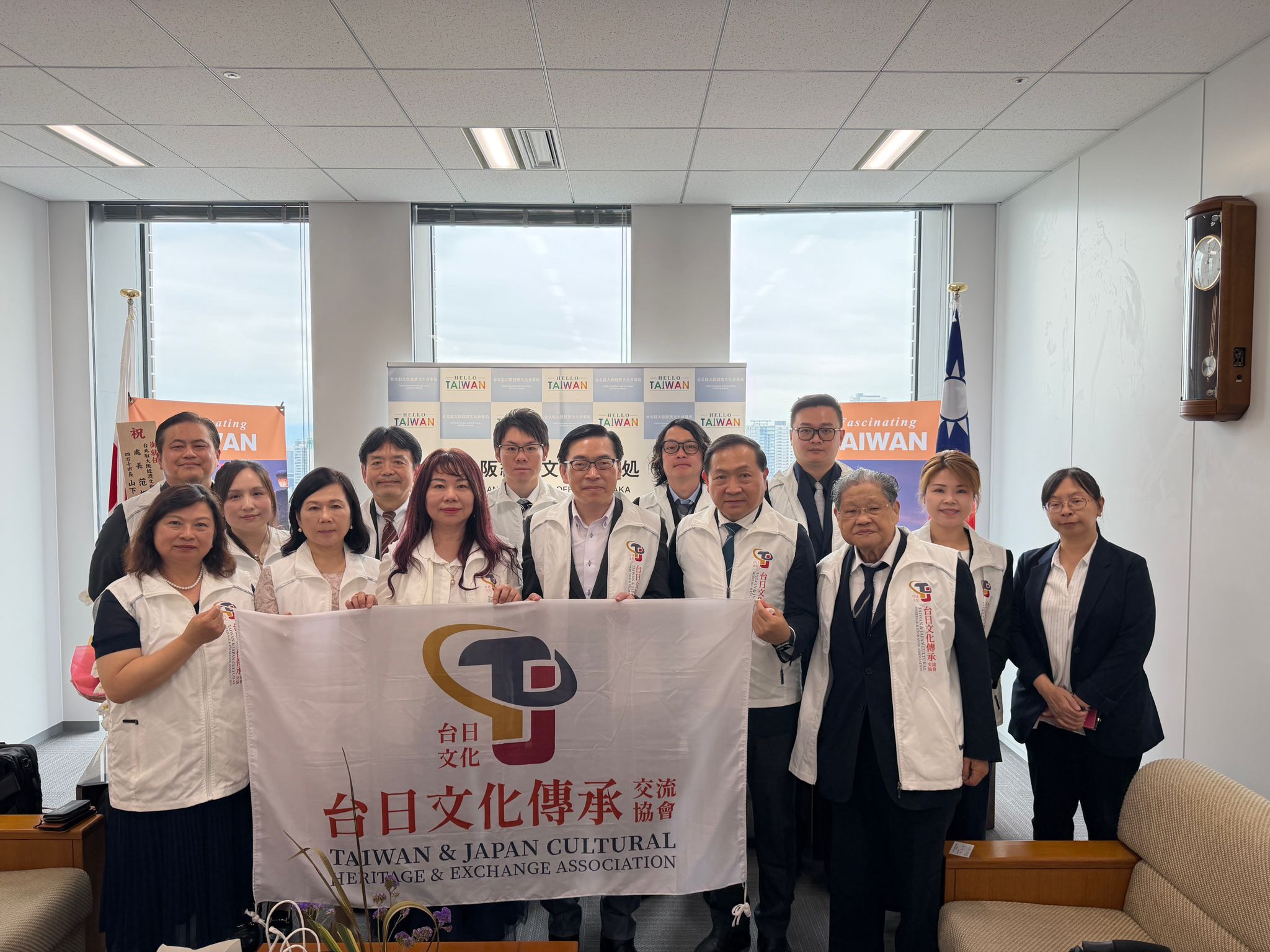 台日文化傳承交流協會拜會駐大阪代表處 推動臺灣文化暨華語教育 5 line oa chat 260531 221215