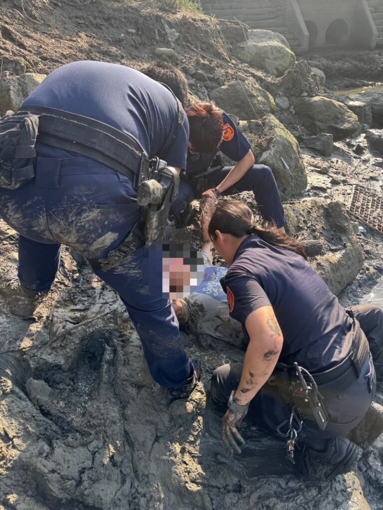 婦人失足落水載浮載沉 海山警奮勇下水泥濘中救回 婦人失足落水載浮載沉 海山警奮勇下水泥濘中救回