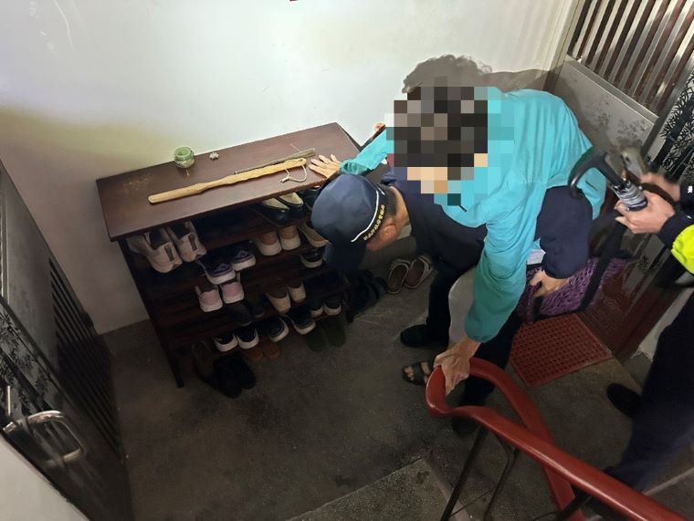 長者跌倒、迷途頻傳 警所長揹老婦上樓返家感動家屬 長者跌倒、迷途頻傳 警所長揹老婦上樓返家感動家屬