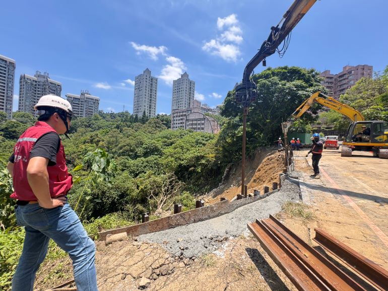 連假持續搶修 新店新坡一街邊坡明完成階段穩固工程 連假持續搶修 新店新坡一街邊坡明完成階段穩固工程