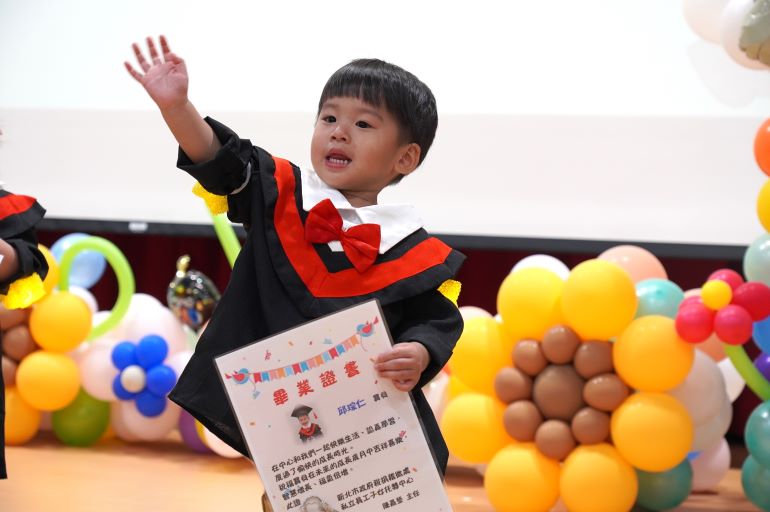 跑著領畢業證、哭著找老師 萌娃畢典滿場童趣感動家長 跑著領畢業證、哭著找老師 萌娃畢典滿場童趣感動家長