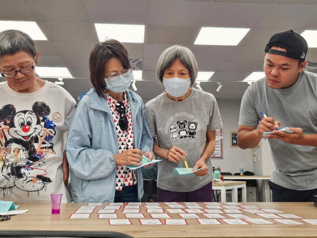 三商美邦深耕高齡關懷邁入第三年 攜手弘道啟動「記憶鑰匙圈」計畫 30 %E4%B8%89%E5%95%86%E7%BE%8E%E9%82%A6%E4%BA%BA%E5%A3%BD%E6%94%9C%E6%89%8B%E5%BC%98%E9%81%93%E5%9F%BA%E9%87%91%E6%9C%83%E6%8E%A8%E5%BB%A3%E5%A4%B1%E6%99%BA%E9%97%9C%E6%87%B7%EF%BC%8C%E9%80%8F%E9%81%8E%E3%80%8C%E5%AD%9F%E5%A9%86%E9%AB%94%E9%A9%97%E3%80%8D%E5%8D%A1%E7%89%8C%E6%8E%A8%E7%90%86%EF%BC%8C%E5%BC%95%E5%B0%8E%E5%8F%83%E8%88%87%E8%80%85%E7%90%86%E8%A7%A3%E5%A4%B1%E6%99%BA%E8%A1%8C%E7%82%BA%E8%83%8C%E5%BE%8C%E7%9A%84%E5%8F%AF%E8%83%BD%E5%8E%9F%E5%9B%A0