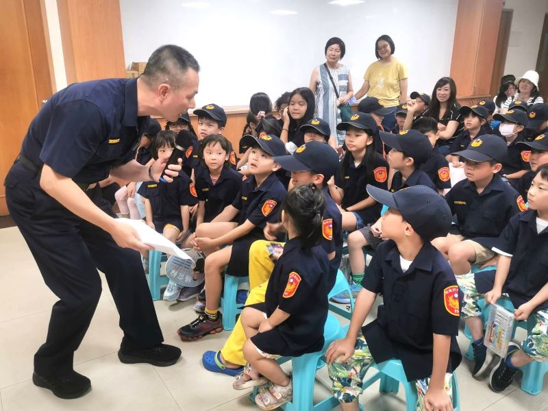 犯罪預防觀念向下扎根 中和小小警暑期體驗營寓教於樂 27 《圖說》中和分局推出「小小警察體驗營」,副分局長蔡洺彥帶領打詐團隊,透過互動體驗認識警察工作,結合青春專案推動犯罪預防宣導,將安全觀念從小扎根。〈中和分局提供〉