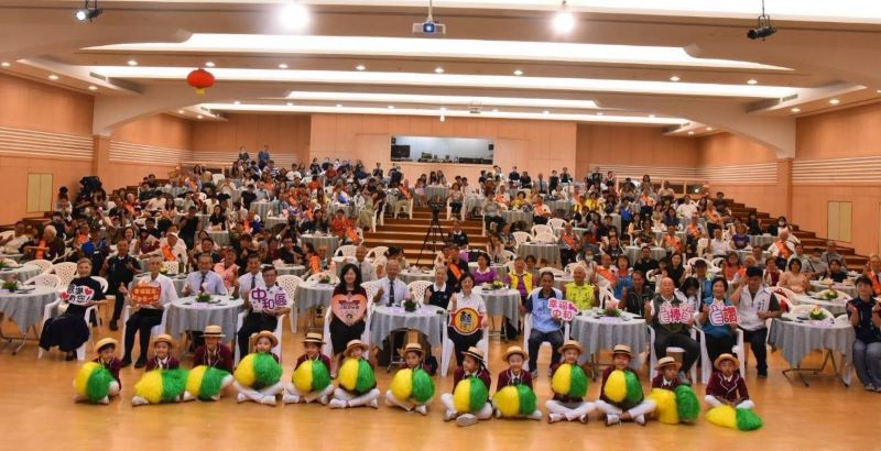 奉茶擁抱謝父恩 中和表揚模範父親溫馨真情感人 16 《圖說》中和區公所模範父親表揚大會合影。〈中和區公所提供〉