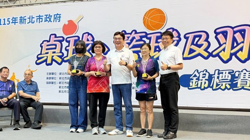 1,800名同仁以運動凝聚健康職場 新北市府三大球類賽圓滿落幕 22 《圖說》桌球錦標賽女子組第一名環境保護局、第二名財政局財稅聯隊、第三名新北市議會代表上台領獎。〈人事處提供〉