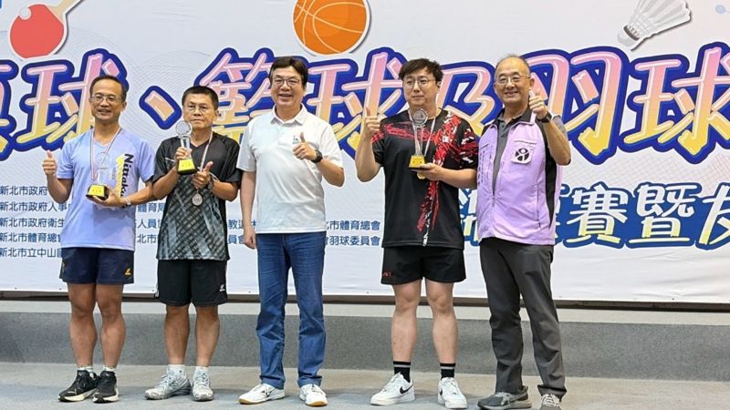 1,800名同仁以運動凝聚健康職場 新北市府三大球類賽圓滿落幕 21 《圖說》桌球錦標賽男子乙組第一名醫擊必殺(衛生局、新北市立聯合醫院)、第二名稅捐稽徵處、第三名法制局代表上台領獎。〈人事處提供〉