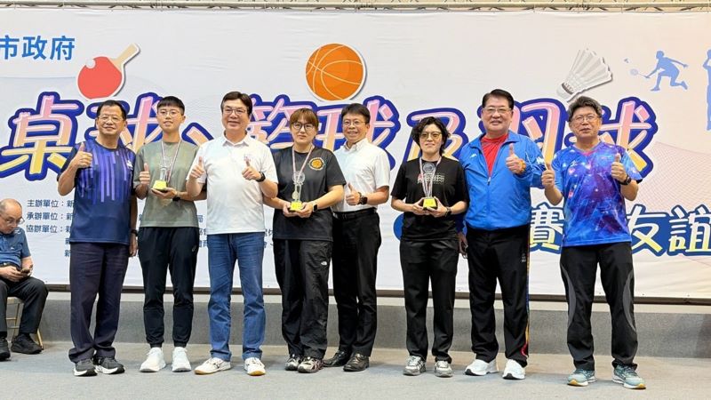 1,800名同仁以運動凝聚健康職場 新北市府三大球類賽圓滿落幕 24 《圖說》籃球錦標賽女子組第一名警察局、第二名環境保護局、第三名消防局代表上台領獎。〈人事處提供〉