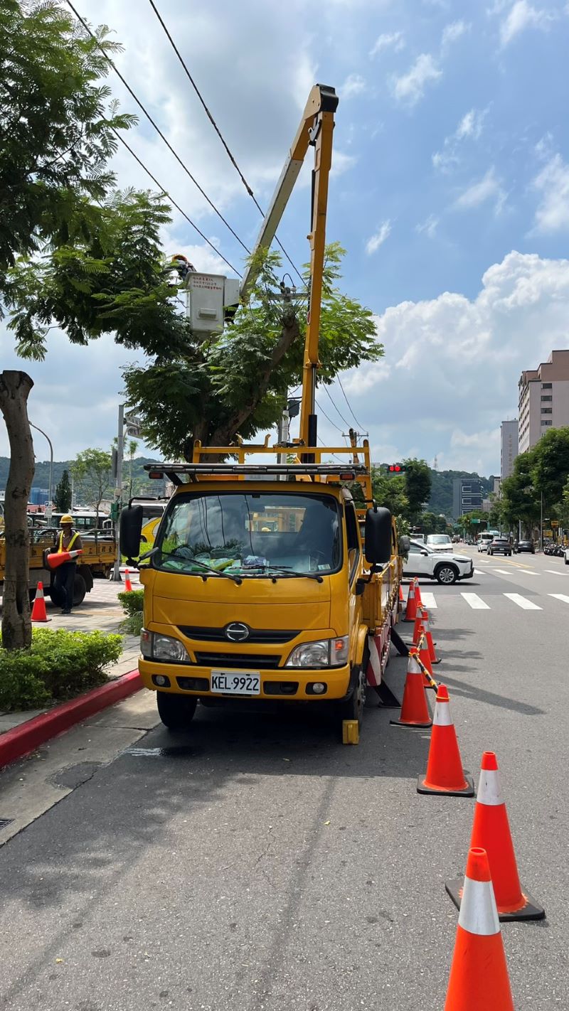 防範颱風來襲停電 台電北北區處籲善用網路查詢復電資訊 26 《圖說》台電北北區營業處巴威颱風修剪樹木。〈台電北北區處提供〉