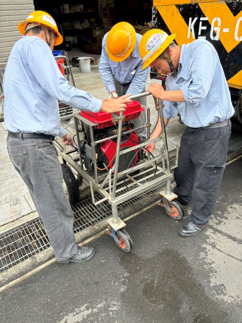 防範颱風來襲停電 台電北北區處籲善用網路查詢復電資訊 25 《圖說》台電北北區營業處巴威颱風搶修機具檢查。〈台電北北區處提供〉