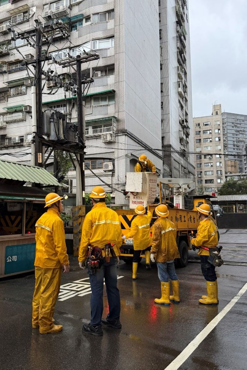 巴威襲台 台電超前部署北市供電迅速恢復正常 6 《圖說》台北市區今日凌晨停電事故,台電同仁登桿搶修情形。〈台北市區處提供〉